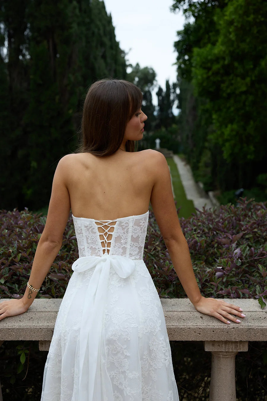 De Hazel-jurk in witte Chantilly-kant