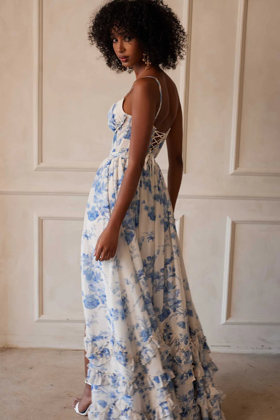 De Carmen-jurk in Provençaals blauw bloemenmotief