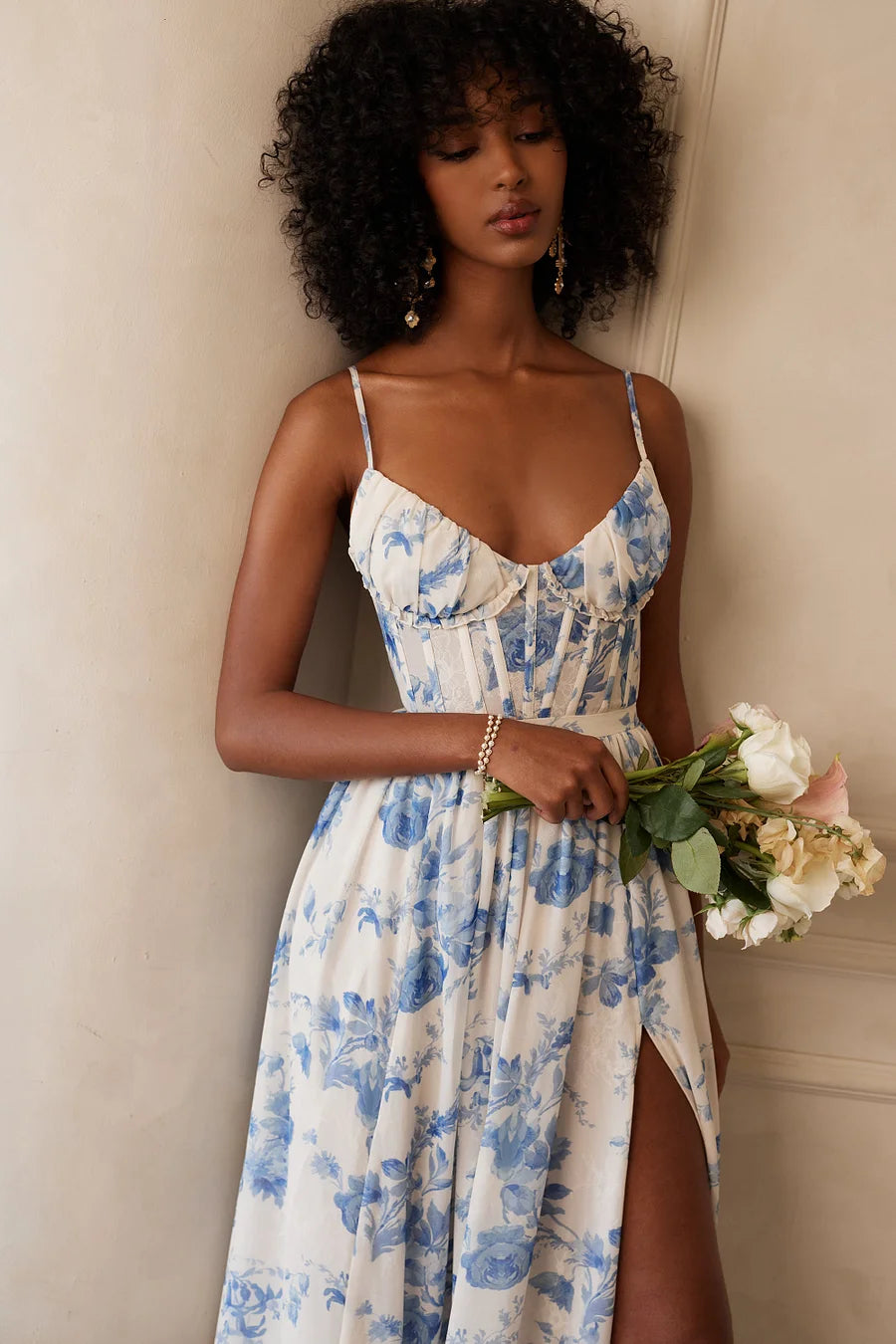 De Carmen-jurk in Provençaals blauw bloemenmotief