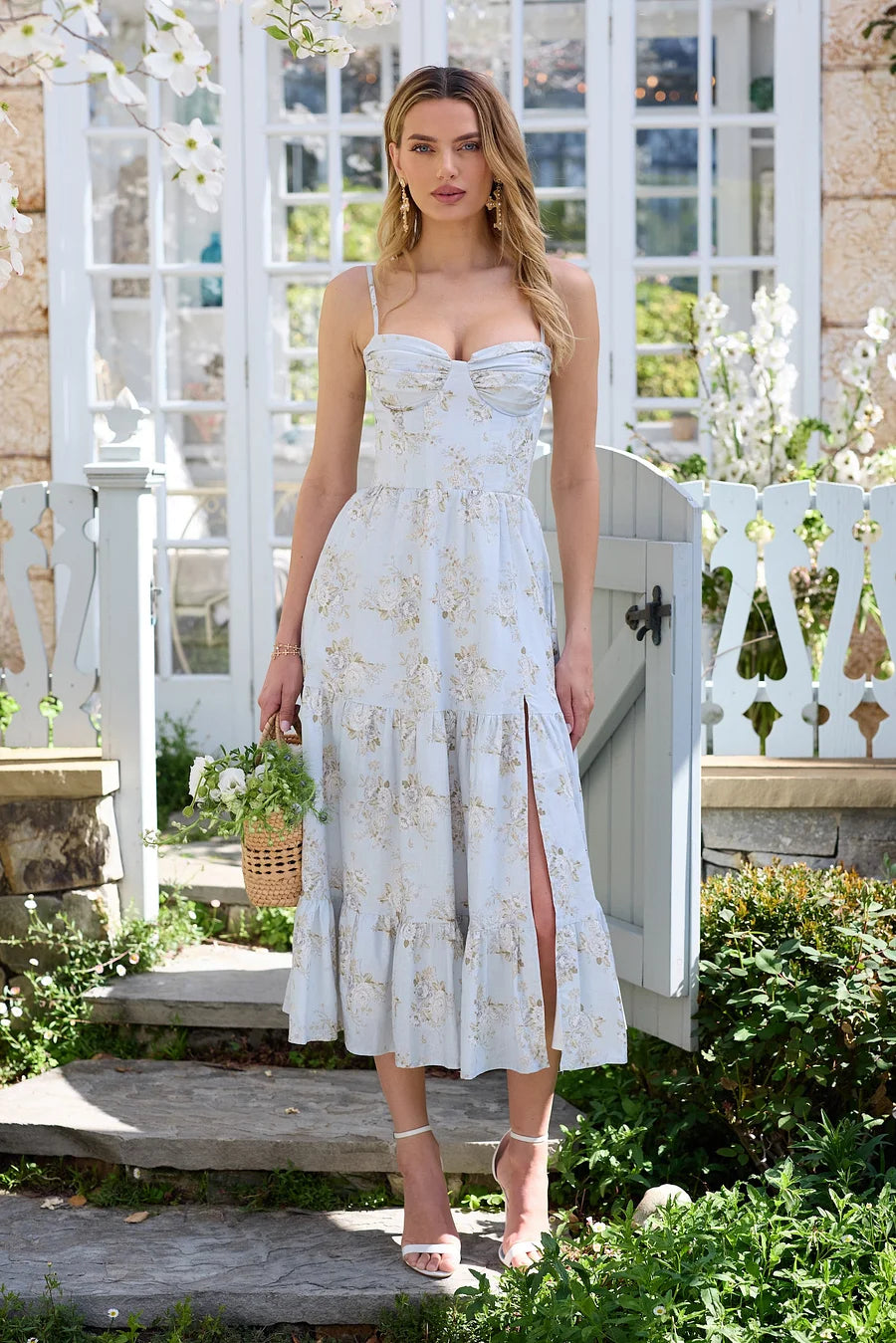 De Lorenza-jurk in Victoriaanse blauwe rozen